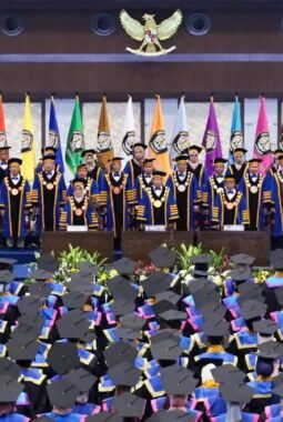 Wisuda ke-184, UNDIP Kukuhkan 3.285 Lulusan, Tegaskan Komitmen sebagai Kampus Berdampak