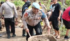 Polres Wonogiri Bersama Masyarakat Bersihkan Longsor di Bulukerto, Akses Jalan Kembali Pulih