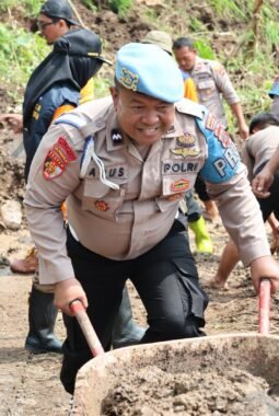Polres Wonogiri Bersama Masyarakat Bersihkan Longsor di Bulukerto, Akses Jalan Kembali Pulih
