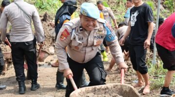 Polres Wonogiri Bersama Masyarakat Bersihkan Longsor di Bulukerto, Akses Jalan Kembali Pulih