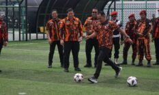 Ketua MPC PP Kota Pekanbaru Bung Iwan Pansa Didampingi Dankoti MPC Bung Eri Bukik Buka Pertandingan Mini Soccer Dalam Rangka HUT PP ke-67.