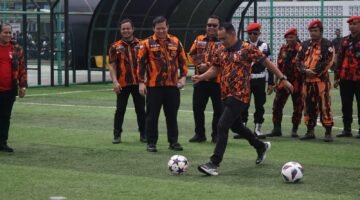 Ketua MPC PP Kota Pekanbaru Bung Iwan Pansa Didampingi Dankoti MPC Bung Eri Bukik Buka Pertandingan Mini Soccer Dalam Rangka HUT PP ke-67.