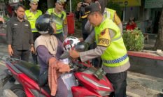 Glorifikasi Ops Patuh Candi 2026, Kapolres Semarang Bagikan Helm dan Apresiasi Pengguna Jalan Tertib.