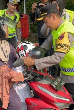 Glorifikasi Ops Patuh Candi 2026, Kapolres Semarang Bagikan Helm dan Apresiasi Pengguna Jalan Tertib.