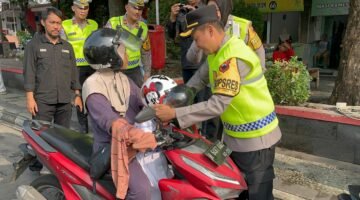 Glorifikasi Ops Patuh Candi 2026, Kapolres Semarang Bagikan Helm dan Apresiasi Pengguna Jalan Tertib.