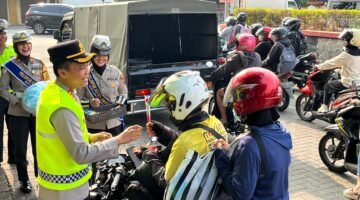 Glorifikasi Ops Patuh Candi 2026, Kapolres Semarang Bagikan Helm dan Apresiasi Pengguna Jalan Tertib.