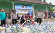 Polres Jepara Gandeng PWI Salurkan 6.000 Liter Air Bersih Pakai Mobil AWC untuk Warga Batealit