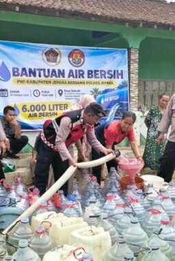 Polres Jepara Gandeng PWI Salurkan 6.000 Liter Air Bersih Pakai Mobil AWC untuk Warga Batealit