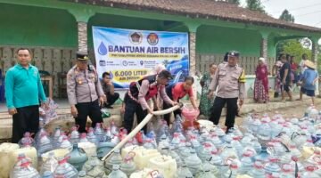 Polres Jepara Gandeng PWI Salurkan 6.000 Liter Air Bersih Pakai Mobil AWC untuk Warga Batealit