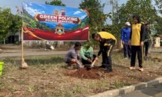 Olahraga Bersama, Polres Semarang Lanjutkan Jumat Bersih dan Green Policing di Alun-Alun Ungaran Timur.