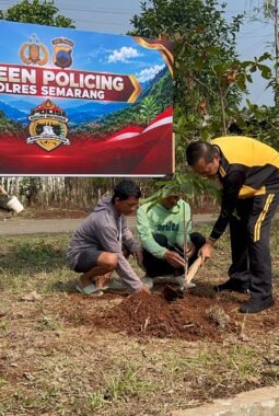 Olahraga Bersama, Polres Semarang Lanjutkan Jumat Bersih dan Green Policing di Alun-Alun Ungaran Timur.