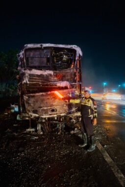 Bus PO Tunggal Dara Terbakar di Tol Bawen-Ungaran, 14 Penumpang Berhasil Dievakuasi.
