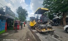 Komitmen Nyata, PT Praba Mas Hill Gercep Lakukan Pengaspalan Jalan Kalipancur