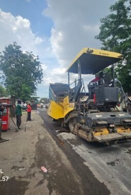 Komitmen Nyata, PT Praba Mas Hill Gercep Lakukan Pengaspalan Jalan Kalipancur