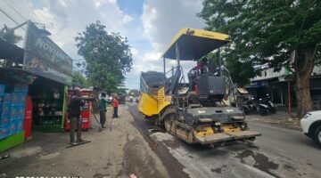 Komitmen Nyata, PT Praba Mas Hill Gercep Lakukan Pengaspalan Jalan Kalipancur